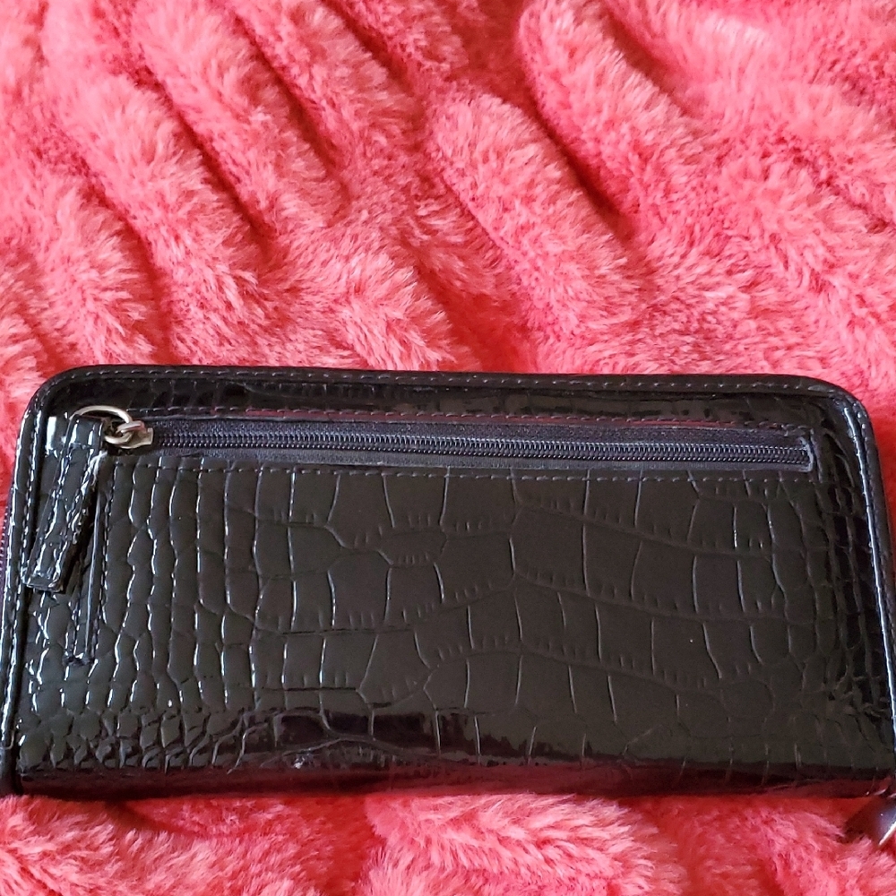 Classic Liz Claiborne zip-around wallet featuring a black croc-embossed exterior - Picture 3 of 9
